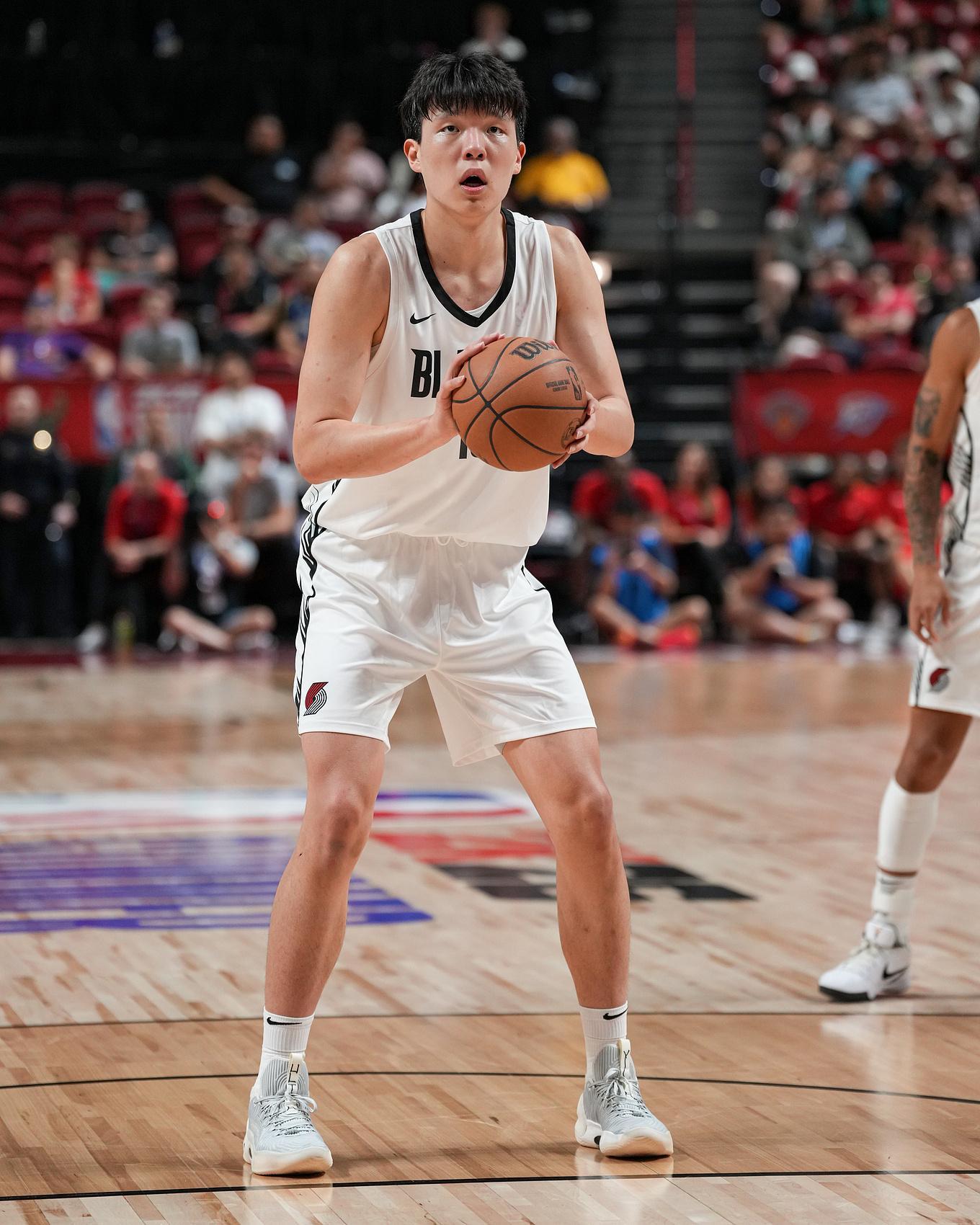 开云-杨瀚森谈三分庆祝动作：队友说这么做替补席会疯狂 但也没见多疯