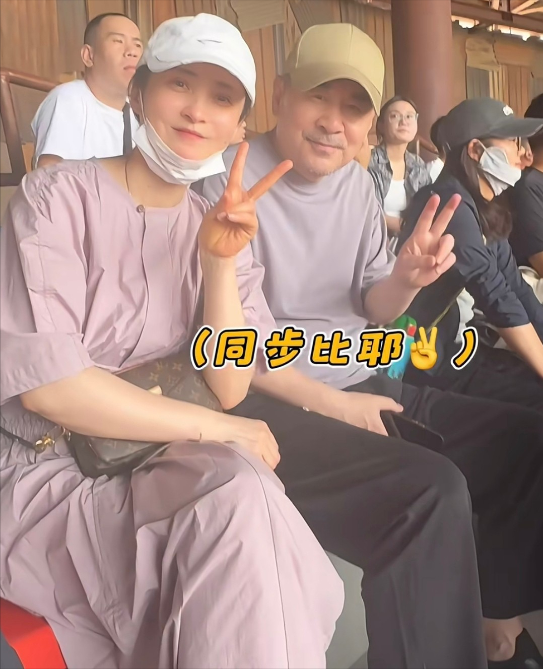 开云入口-50岁蒋勤勤带娃出游，挽陈建斌胳膊超黏人，背2万包状态碾压老公